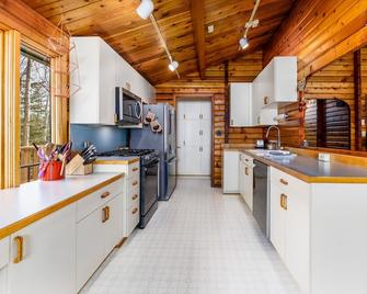 Sand Lake View House - Anchorage - Kitchen