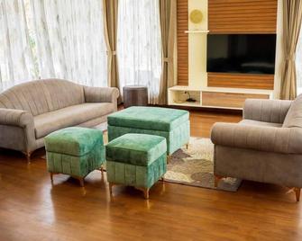 2.5 acres,5 luxury rooms,master suite with bathtub,pool,kids area ,Lawn. - Bengaluru