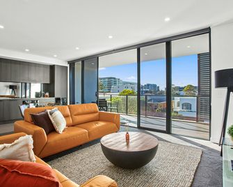 Wollongong Cbd Ocean View Apartment - Wollongong - Living room