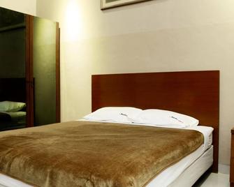 RedDoorz near Balai Kota Surabaya - Surabaya - Bedroom