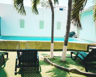 Hotel Manta Beach Madrigal - Манта - Басейн