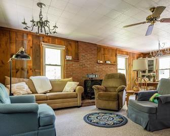 \'Fountain Cottage\' offers a large deck to enjoy your afternoon at Lake Mokoma - Laporte - Sala de estar