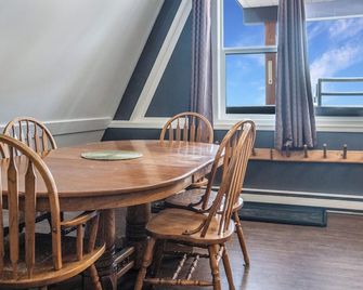 Spacious Mountain Suite W/ Hot Tub, Bbq & Ski Locker! - Vernon - Dining room