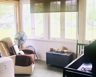 Quaint Cottage On The Lake! Currently Renovating!! - Hague - Sala de estar
