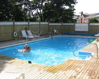 Shining Waters Country Inn - Cavendish - Pool