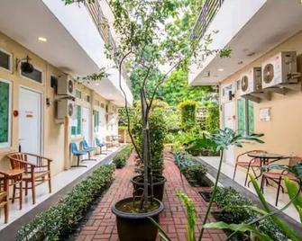 Homestay Helinium - Sukaraja - Innenhof