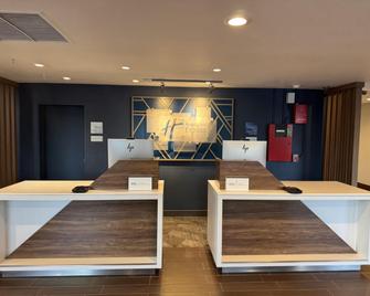 Holiday Inn Express Denver Central - North - Denver - Building