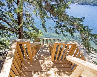 Spacious Waterfront House on North Pender Island - Pender Island - Balcony