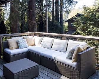 Cozy Cove ~ Family Retreat in the Woods! Walk to River - Guerneville - Balcony