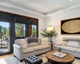 Ultimate Luxury Residence with Extras Galore across from Heavenly Village & Gondola - Zalanta Resort - South Lake Tahoe - Living room