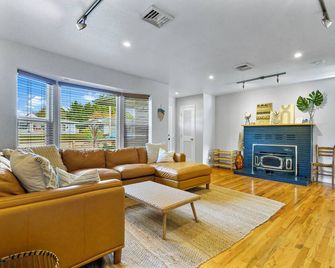 Cozy Coastal Bungalow in Crescent City - Crescent City - Stue