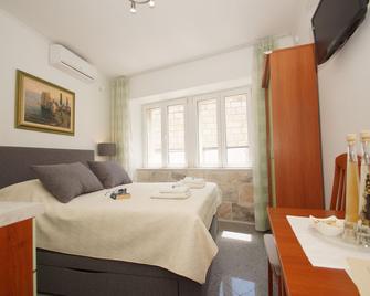 أبارتمنتس جاليريجا - كوركولا - غرفة نوم