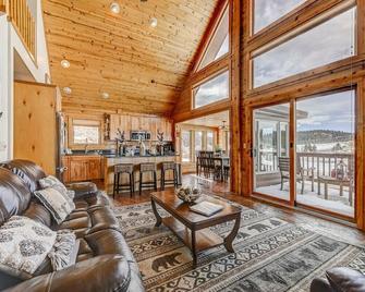 Trout n'About: Lakeside Bliss for Family Getaway - Divide - Living room