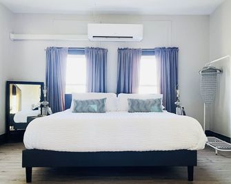 Suite Home Indiana #3 | King 1bd/1ba Apartment - Evansville - Bedroom