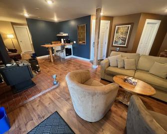 Similkameen Wild Resort & Vineyard | Full Estate Rental | Oasis for 22 guests - Keremeos - Living room