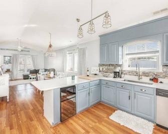 Tranquil Tides Cottage 3 miles from the Beach - Southport - Kitchen