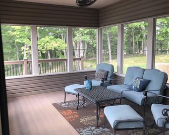 Pristine Lake Alpine house with spectacular sunset view, kayaks, SUPs & Peloton! - Warrenton - Terasa