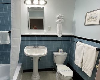 Bucksport Inn - Bucksport - Bathroom