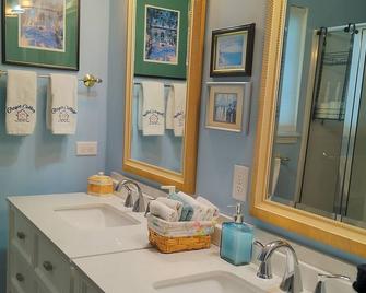 Cute 2-Bed 2- Bath Cottage in Kirkwood MO - Kirkwood - Bathroom