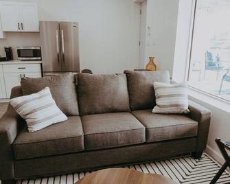 Stylish Downtown Yuma Retreat with River Vibes - Yuma - Living room