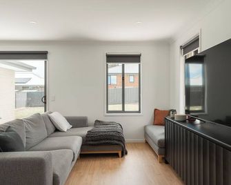 Stylish Family Home in Shorewell Park - Burnie - Living room
