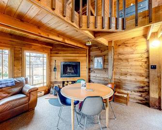 Oceanside Cabin - Neskowin - Comedor