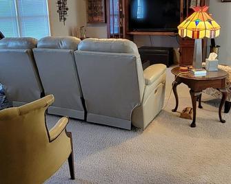 Charming 3-bedroom house with WiFi and AC. Centrally-located in Clinton - Clinton