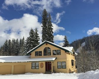 Sleepy Hollows Chalet (Huge multi-family Chalet at Sun Peaks Resort) - Sun Peaks - Bâtiment