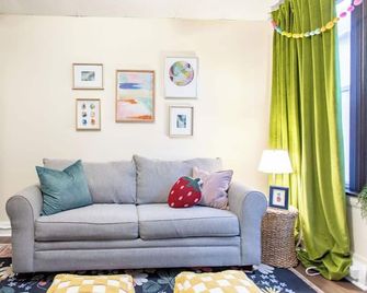 1BR Near Hospitals | Walk to Park & Cafés - Pittsburgh - Sala de estar