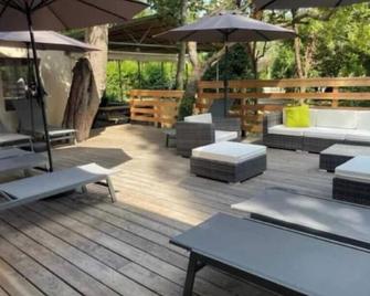 Grand Gite Jacuzzi - Bourdeaux - Patio