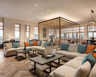 Embassy Suites by Hilton San Antonio Landmark - San Antonio - Living room