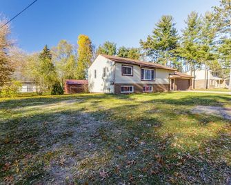 Bright, Beautiful 4br/2ba Commerce Twp Getaway! - Commerce Township - Edificio