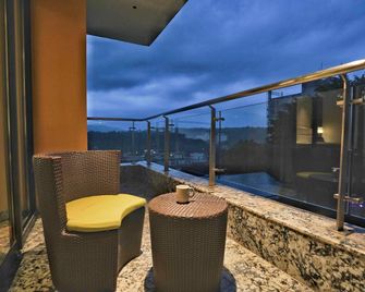 حيات سنتريك راجبور رود ديرادون - دهرادون - شرفة