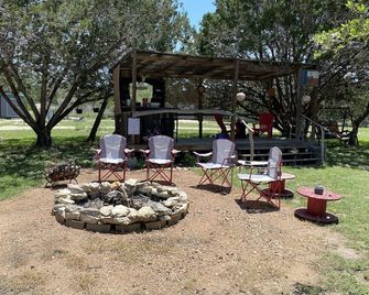 Western themed Cabin on Five acres - Bandera - Patio