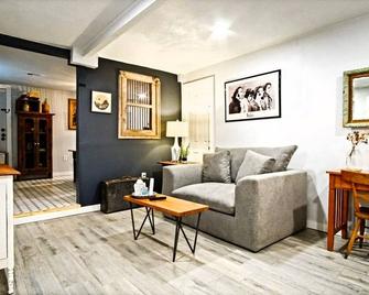 Stylish Studio Paseo Arts Full Kitchen #19c - Oklahoma City - Living room