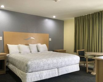 Chisholm's Motor Inn - Saugus - Bedroom