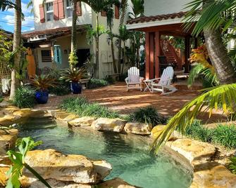 Downtown Whimsical Paradise Pool, Tiki Bar, 2 Blocks to Atlantic Ave Delray - Delray Beach - Patio