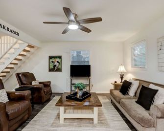 Farmhouse Cottage on Private Texas Ranch - Sealy - Living room
