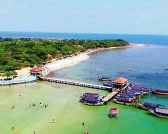 Bandengan Beach Hotel Jepara 2 - Jepara - Spiaggia