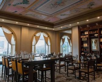 Luxurious Staycation Spot in the Heart of Baltimore! Indoor Pool, Pets Allowed! - Baltimore - Restaurant