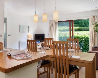 Stunning private villa for 4 guests with WIFI, pool, TV, pets allowed and parking - Perranwell - Comedor