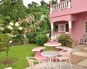 Baywatch Apartments - Castara - Innenhof