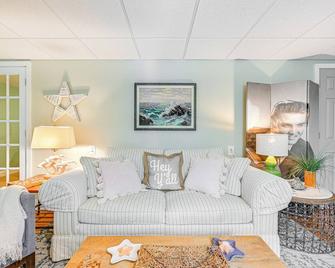 Pet-Friendly Apt w/ Hot Tub Near the Hamptons! - Aquebogue
