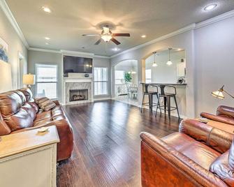 Fayetteville Home Near University and Biking Trails - Fayetteville - Living room