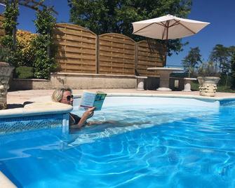 Charming 4 bed farmhouse with shared heated pool and Sauna near Brantome. - Celles - Piscina