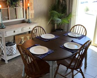 Beautiful Home For Eaa - Omro - Dining room