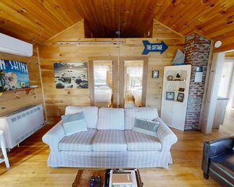 Recently renovated cottage just steps to the waters edge deck, and dock along the New Meadows River. - Brunswick - Wohnzimmer