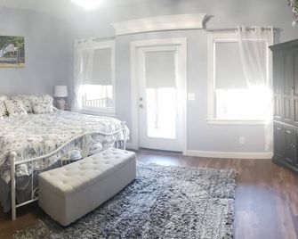 Roomy entire private lower level of log cabin on Green River, 6 min to TIEC. - Rutherfordton - Bedroom