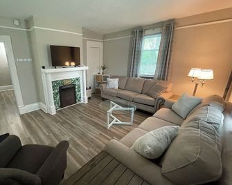 3 Bed 1 Bath Updated Near Uptown/Campus - Oxford - Wohnzimmer