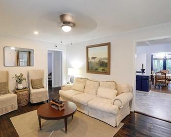 Updated North Greenwood Cottage Less Than 1 Mi to Dtwn! - Greenwood - Wohnzimmer